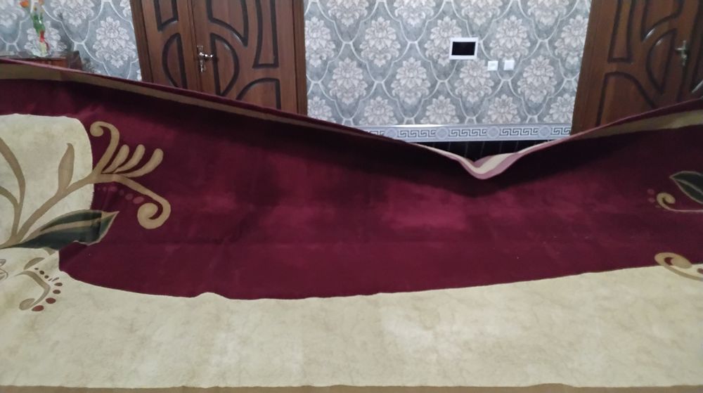 Qizil va malochniy rangli qalin gilamimiz sotiladi