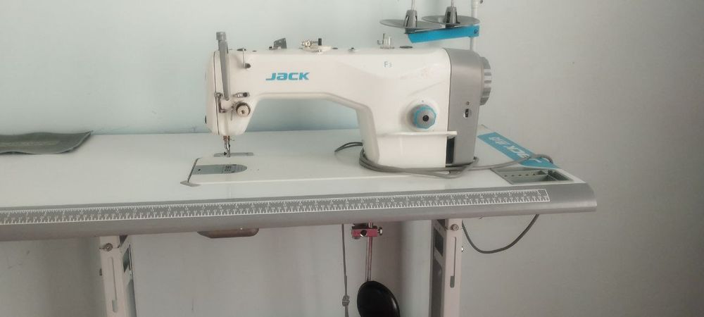 F3 tikuv mashinasi sotiladi ahvoli juda yahshi yangi