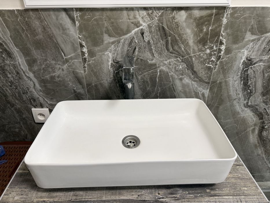 Продам раковину с тумбой вместе со смесителем.