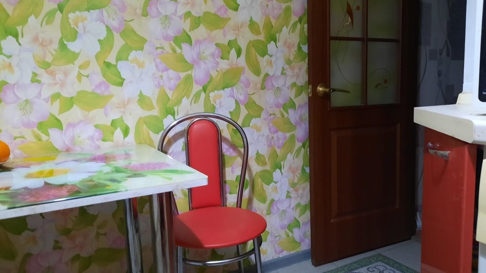 Стол кухонный с двумя стульями