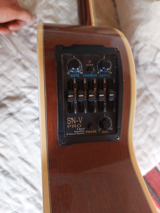 Ekvalayzerli akustik gitara