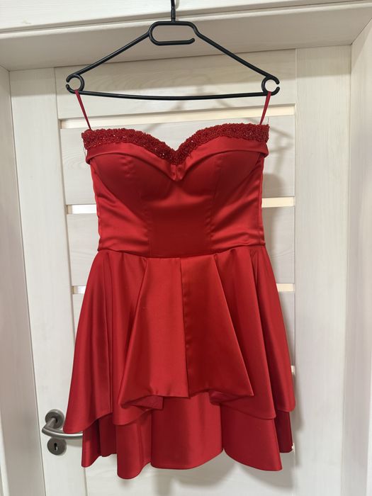 Сатенена  официална  рокля с бродирани мъниста по деколтето