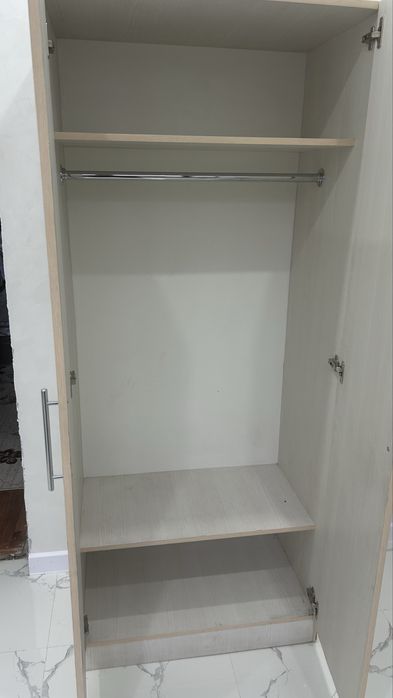 Шкаф для одежды молочного цвета шкаф