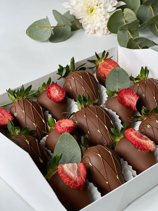 Фрукты в шоколаде и клубника
