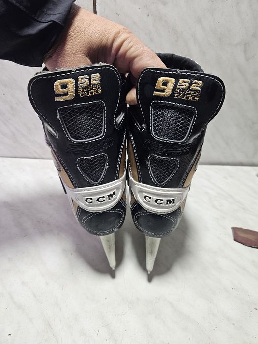 Patine 2062 hochei hockey CCM  marime 37,5  ( 24  cm)