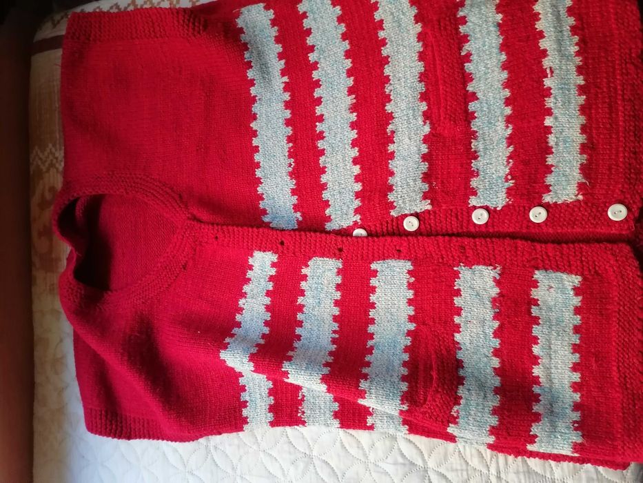 Дамски плетен елек червен