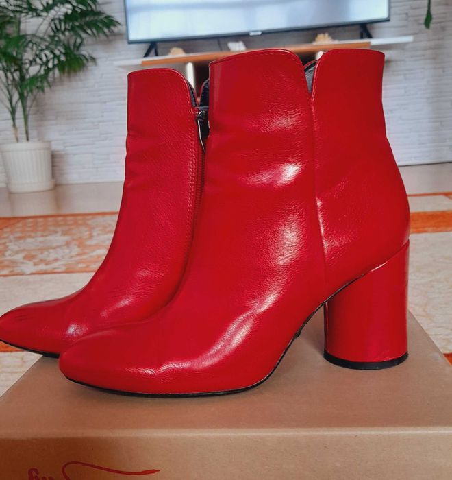 Ghete rosii, mar. 35, Bershka