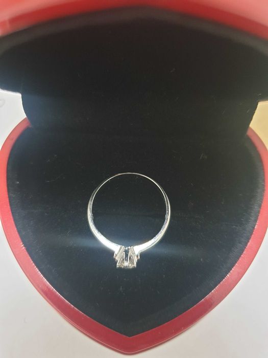 Золотое кольцо с бриллиантом