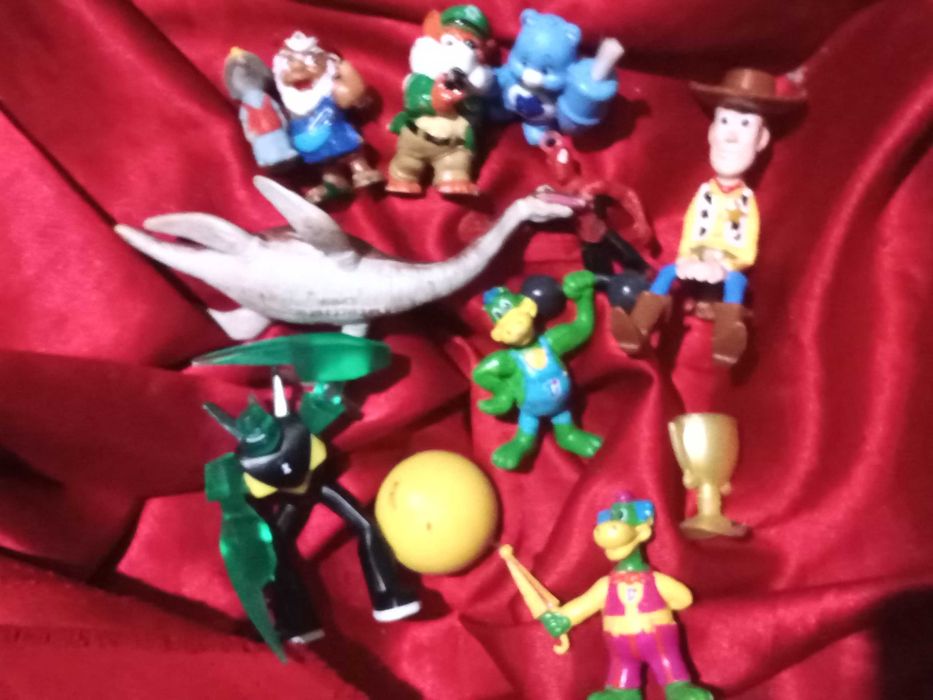 Цял лот от фигурки