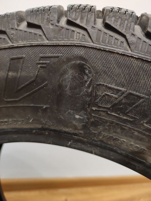 Продам б/у шины. 2 шт. Покрышки