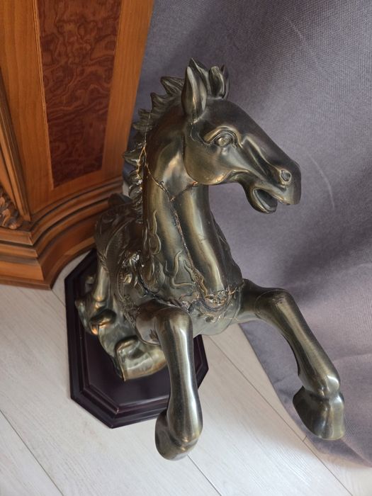 Статуэтка конь высота около 60 см