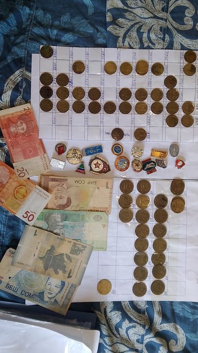 Продам не полную коллекцию монет значков и рублей разных видов и годов