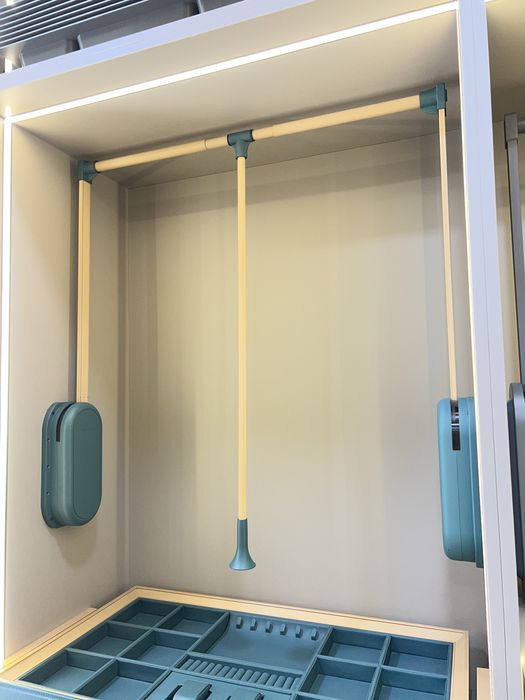 Liftli kiyim ilgichi (Garderob uchun)