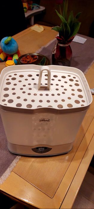 Стерилизатор за шишета chicco.
