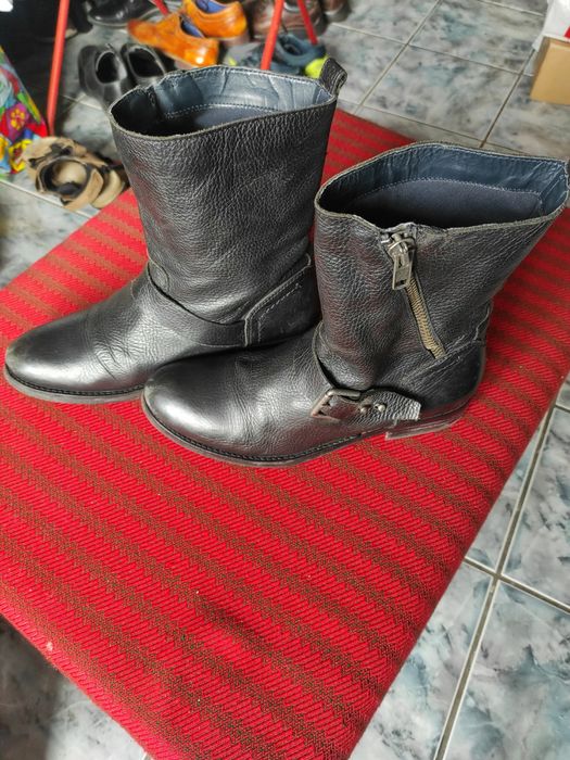 Cizme Tommy Hilfiger din piele naturala 100%, cu fermoar și cataramă Tommy HILFIGER.
Nr. 40