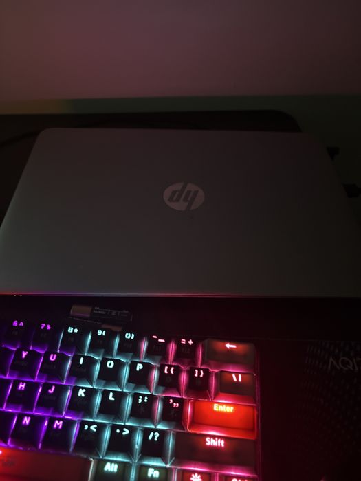 vand laptop hp cu tot cu incarcator