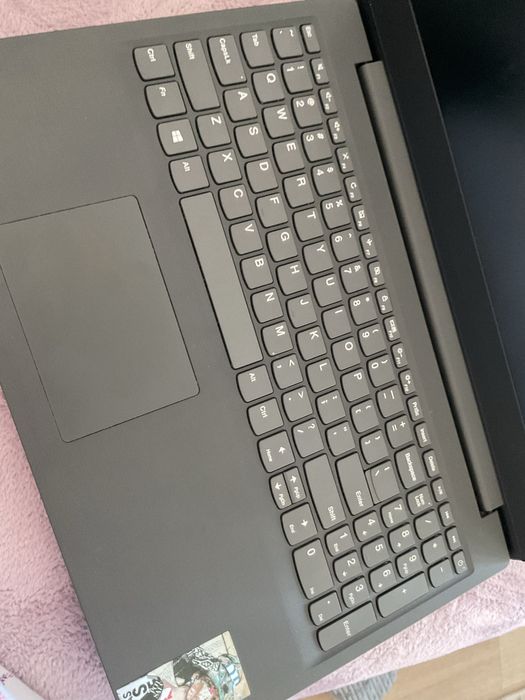 Laptop lenovo  V15-IWL