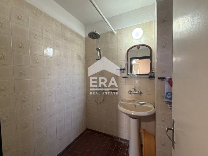 ЕКСКЛУЗИВНО!Фамилна четириетажна къща с отличен  инвестиционен потенци