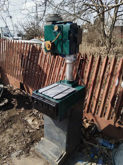 Mașina de găurit cu coloana 700 kg