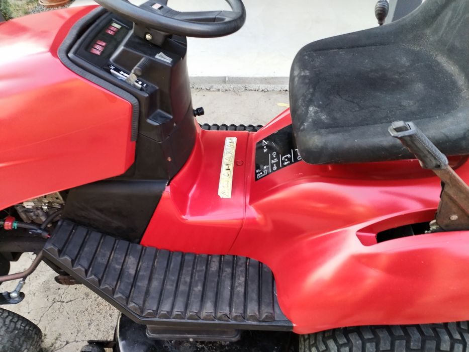 Tractoras tuns iarba