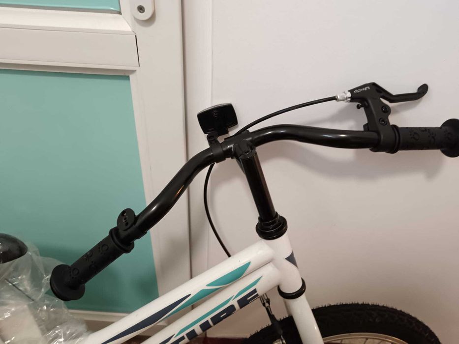 Bicicleta copii DHS roti 20 inch, Venture culoare alba. Noua nefolosita.