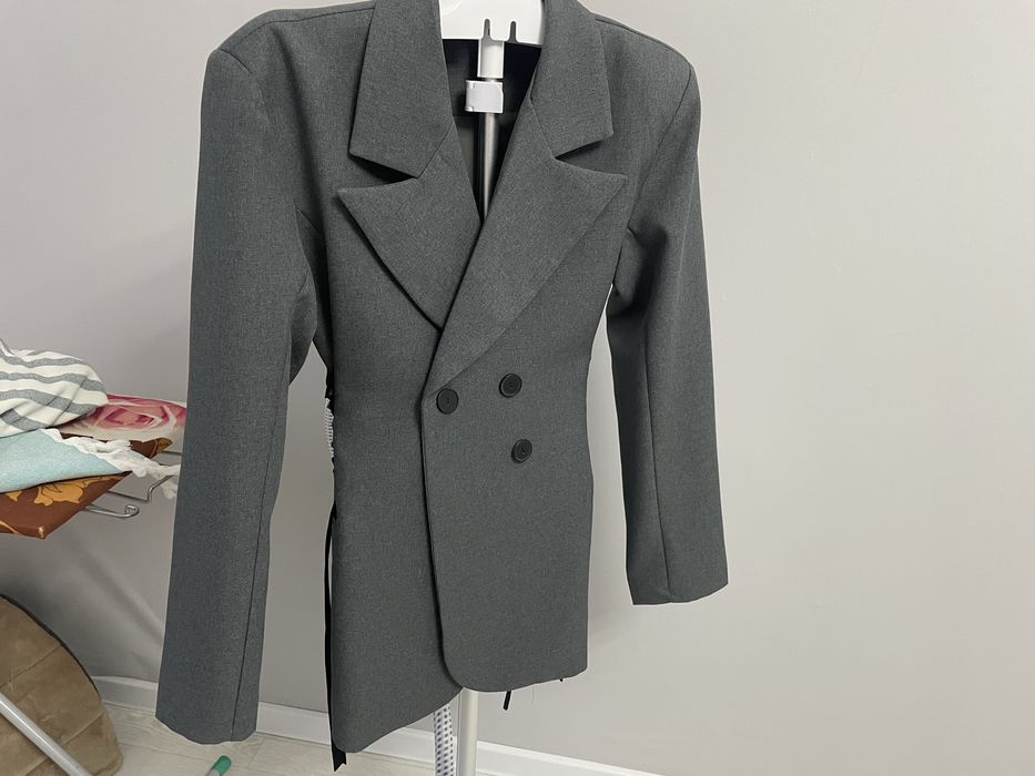 Продаються костюм