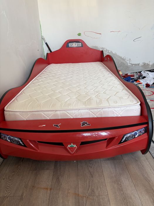 Продам кровать стол в подарок