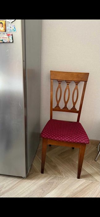 Продам кухонный стол и стулья