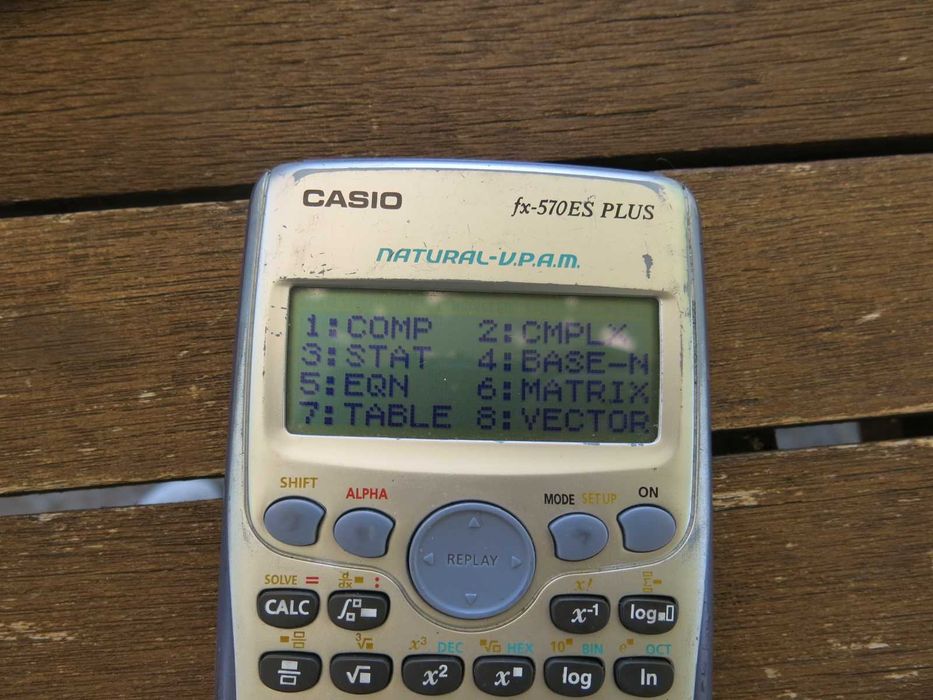 Научен калкулатор Casio fx-570ES PLUS, 417 функции