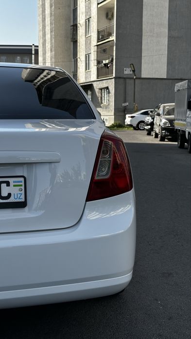 Lacetti 1.8 sotiladi