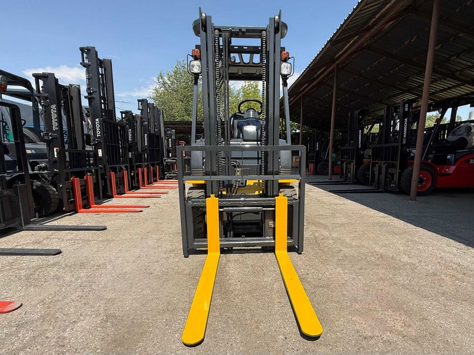 Вилочный погрузчик ( Коматсу) Кара