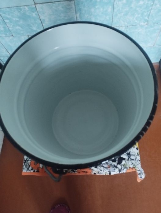 Продаются эмалированное и пластмассовые ведра