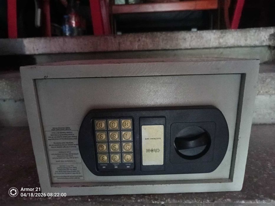 Продавам сейф за стена