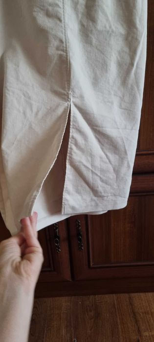 Fusta superba peste genunchi