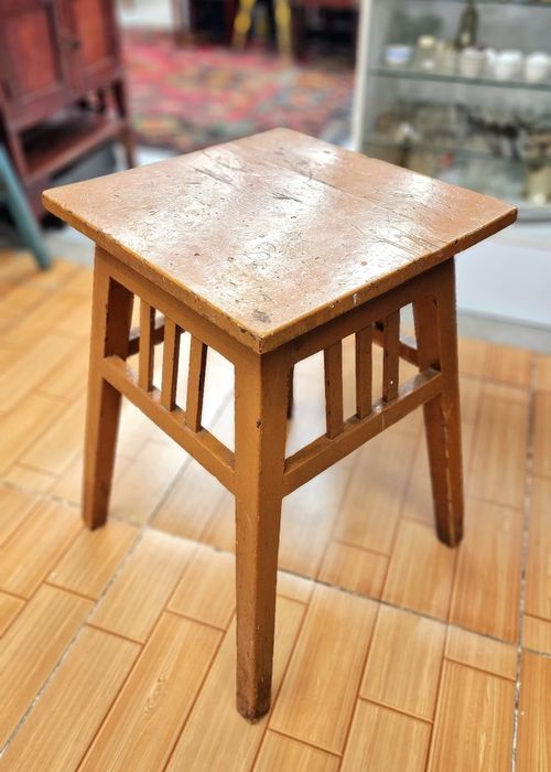 Столики деревянные