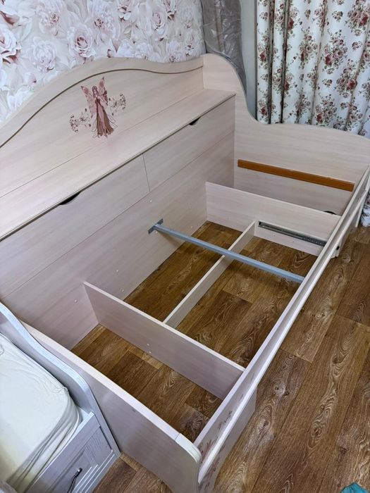 Детская кровать  и комод