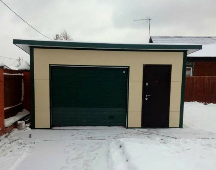 Garaje metalice învelite cu panouri sandwich