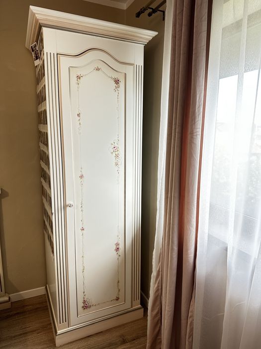 Dormitor fetite pictat manual