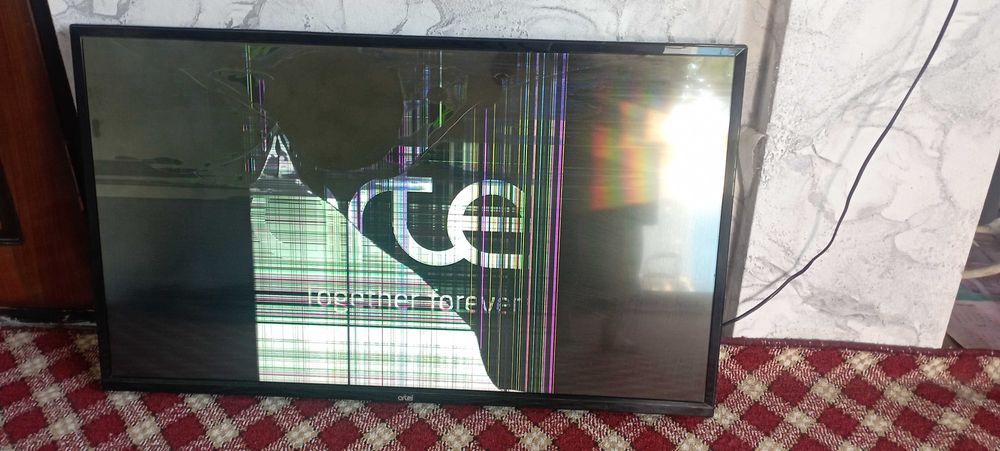 Televizor sotiladi Artel 43 talik