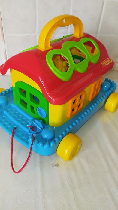 Домик пластмассовый