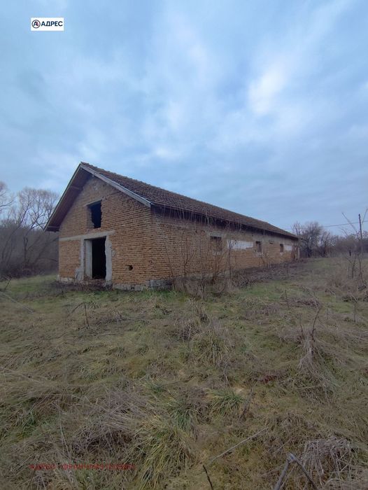 Склад в Плевен, област-с.Обнова площ 3620 цена 20000