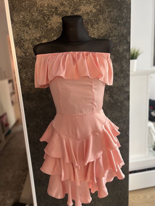 Vând rochie foggi mărime s material satinat