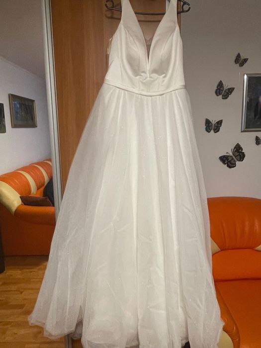 Rochie mireasa cu trena, voal 1,80 m și cercuri, toate incluse in pret