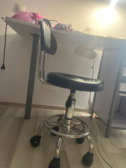 Masa de unghii cu toate necesare