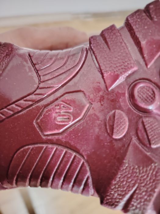 Обувки цвят червен