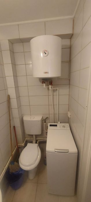 Vand camera de camin in fata liceului de Chimie