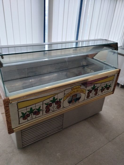 Vând vitrine frigorifice