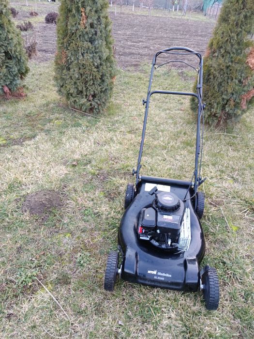 Mașină tuns iarba cu tracțiune