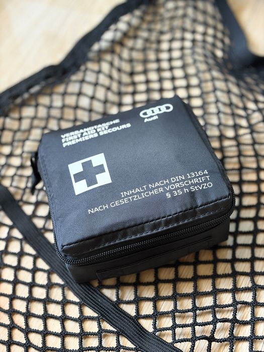 Trusa Medicala Audi + plasa de fixare portabagaj Audi Q3