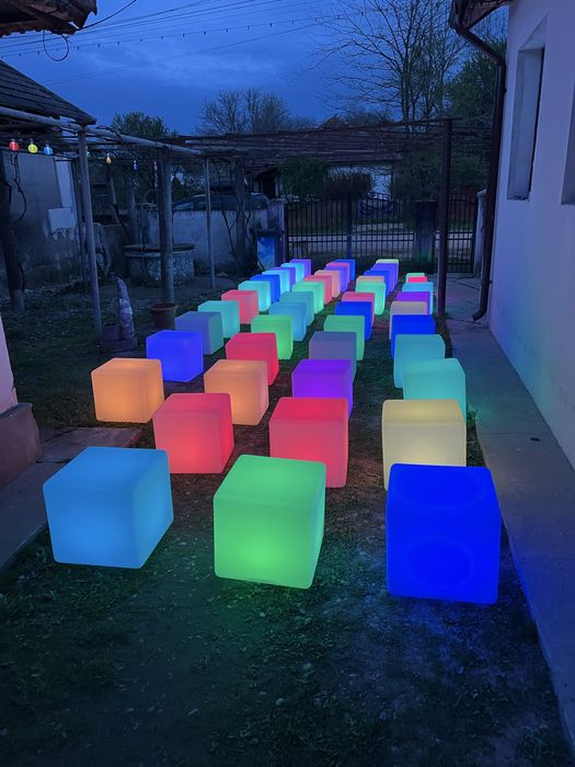 Cuburi luminoase LED RGBW pentru evenimente.